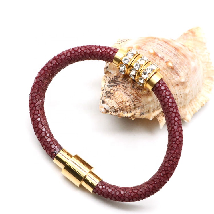 Simple and elegant redness Stingray Leather Bracelet Magnetic Buckle Leather Bracelet